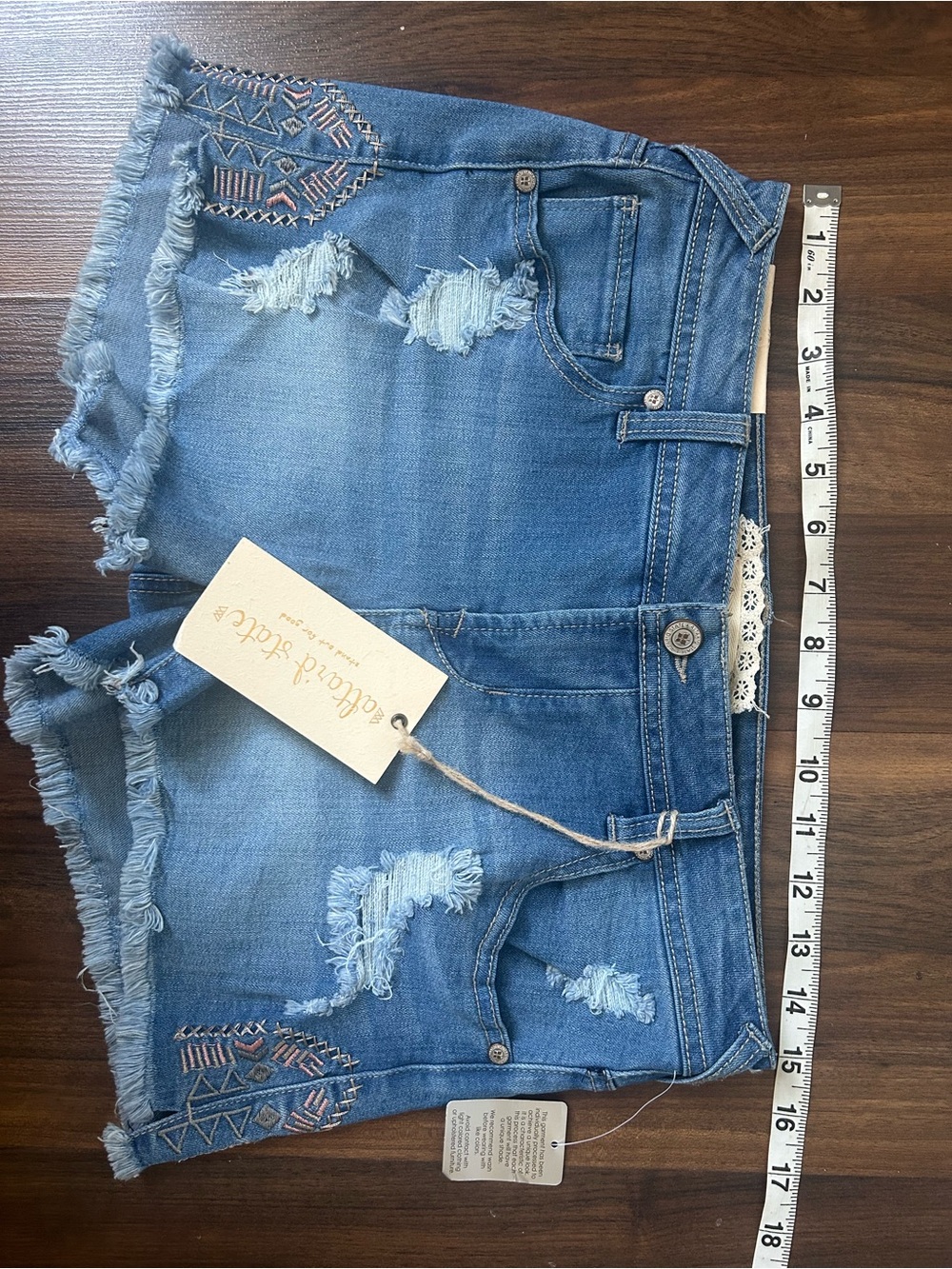Altar'd State Blue Distressed Embroidered Denim Shorts | NWT Size 27/5 - Picture 4 of 5